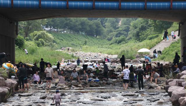 그늘 아래서
    김해연합뉴스 김동민 기자  김해지역 낮 최고 기온이 34도까지 오르는 등 전국적으로 무더위가 찾아온 31일 오후 경남 김해시 대청동 대청천 일대에서 시민들이 물놀이하고 있다 2023731 
    imageynacokr2023-07-31 151248
저작권자 ⓒ 1980-2023 ㈜연합뉴스 무단 전재 재배포 금지저작권자 ⓒ 1980-2023 ㈜연합뉴스 무단 전재 재배포 금지