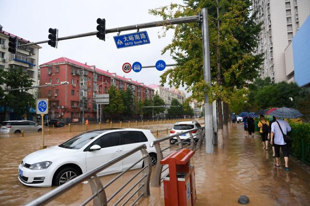 230731 -- BEIJING July 31 2023 Xinhua -- Passengers walk past cars submerged in floodwater in Mentougou District of Beijing capital of China July 31 2023 By 4 pm Monday the Chinese capital had seen 40 hours of continuous rainfall Data shows that from 8 pm Saturday to 3 pm Monday the average rainfall in Beijing was 1934 mm with maximum rainfall exceeding 580 mm in a scenic spot in the Mentougou District XinhuaJu Huanzong2023-07-31 232655
저작권자 ⓒ 1980-2023 ㈜연합뉴스 무단 전재 재배포 금지Xinhua News AgencyAll Rights Reserved