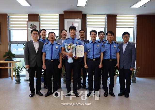 국민안전에 앞장선 우수공무원으로 동해해양경찰서 임성규 순경을 선발해 특별승급 발령장을 수여하고 단체기념촬영을 하고 있다사진동해지방해양경찰청