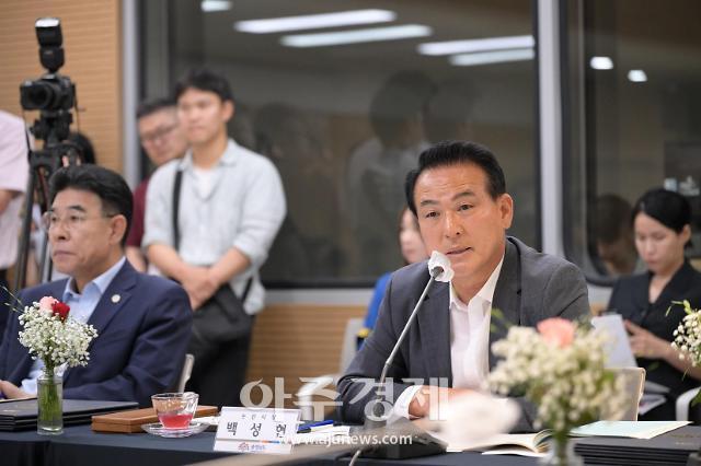 충남 지방정부회의에 참석해 건의사항을 전하는 백성현 논산시장우측사진논산시