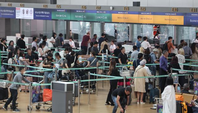 지난 24일 오후 인천국제공항 제1여객터미널 출국장에서 이용객들이 출국 수속을 기다리고 있다 사진연합뉴스