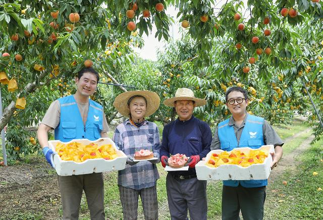 충북 음성 복숭아 농가를 찾은 SPC그룹 직원들과 농부들이 기념촬영을 하고 있다 사진SPC그룹
