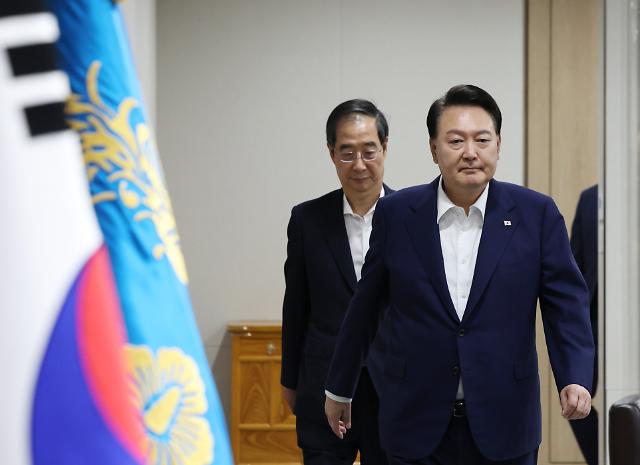 국무회의 입장하는 윤석열 대통령
    서울연합뉴스 임헌정 기자  윤석열 대통령이 1일 서울 용산 대통령실 청사에서 열린 국무회의에 한덕수 국무총리와 입장하고 있다 202381
    kaneynacokr2023-08-01 104703
저작권자 ⓒ 1980-2023 ㈜연합뉴스 무단 전재 재배포 금지저작권자 ⓒ 1980-2023 ㈜연합뉴스 무단 전재 재배포 금지