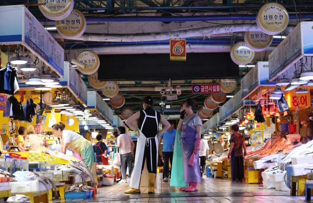 Khu chợ cá ở Jung-gu Incheon vắng khách Ảnh chụp ngày 672023 ẢnhYonhap News