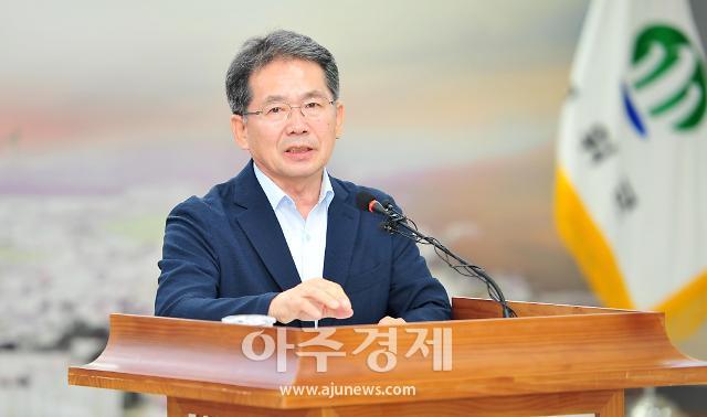 대구시 김진열 군위군수는 지난 7월 31일 토지거래허가구역 및 당면 현안에 대해 홍준표 대구시장과 협의한 내용으로 발표‧질의하는 시간을 가졌다 사진대구군위군 