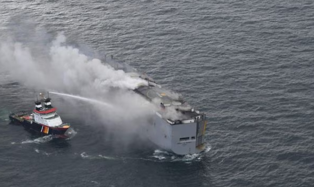 지난달 26일 네덜란드 북부 아멜란트섬 앞 바다를 지나던 프리맨틀 하이웨이호서 화재가 발생해 연기가 솟아 오르고 있다 사진AFP·연합뉴스
