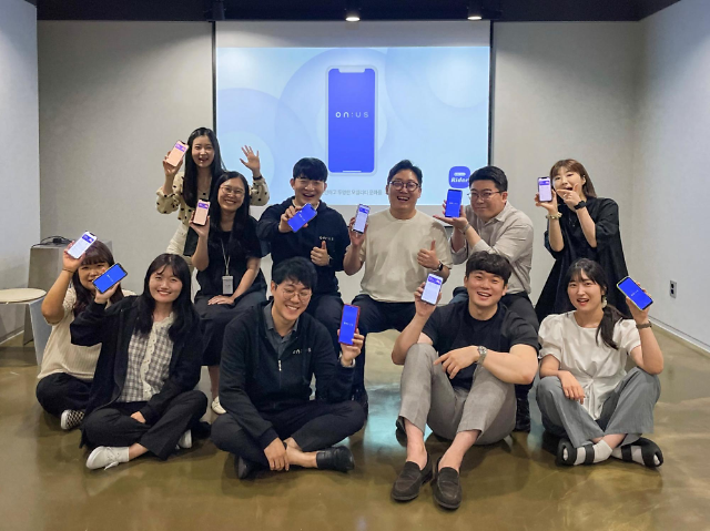 온어스 라이더 앱 출시 기념 IT 시연회에 참석한 김종호 온어스 대표이사윗줄 가운데와 직원들 사진온어스