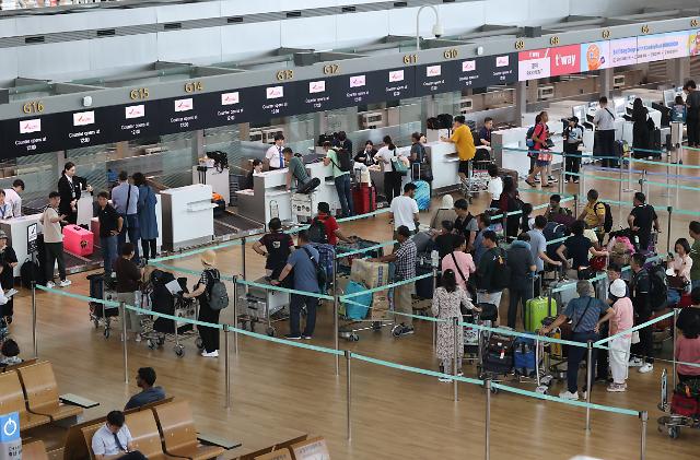 Sảnh khởi hành của Nhà ga số 1 Sân bay Quốc tế Incheon chật kín hành khách vào chiều ngày 2772023 ẢnhYonhap News