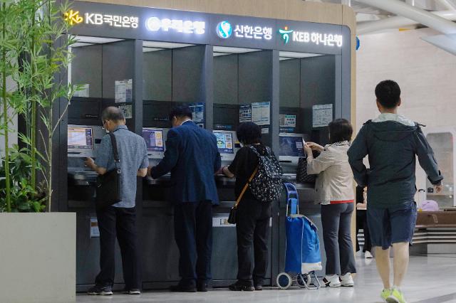 서울 시내에 설치돼 있는 은행들의 현금 자동 입출금기 사진유대길 기자 dbeorlf123ajunewscom