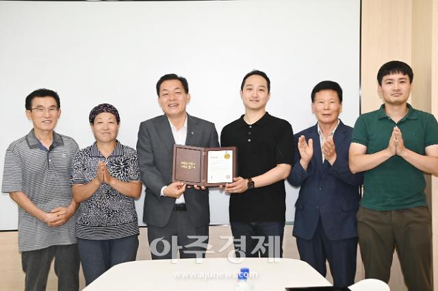 이재준 수원시장왼쪽 3번째이 이용재 입주자대표회의 회장왼쪽 4번째에게 표창을 수여하고 있다 왼쪽 1·2번째는 택배기사 정순용·주홍자씨 부부 사진수원시