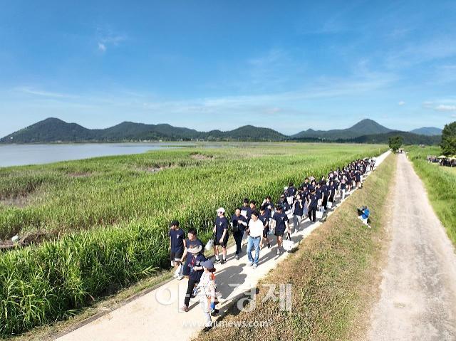 노관규 순천시장과 청소년 70여명이 순천만 어싱길을 걸으며 대화를 나누고 있다 사진순천시