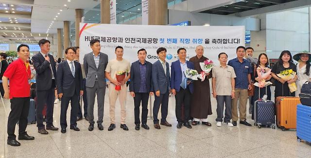 Phó Chủ tịch Thường trực UBND tỉnh Nguyễn Thanh Bình  thứ 8 từ phải sang cùng đoàn công tác và các hành khách đến Hàn Quốc vào sáng 18 ẢnhTỉnh Thừa Thiên Huế