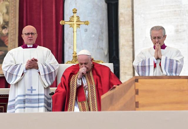 지난 1월 프란치스코 교황이 베네딕토 16세 전 교황의 장례미사를 집전하는 모습 사진AFP 연합뉴스