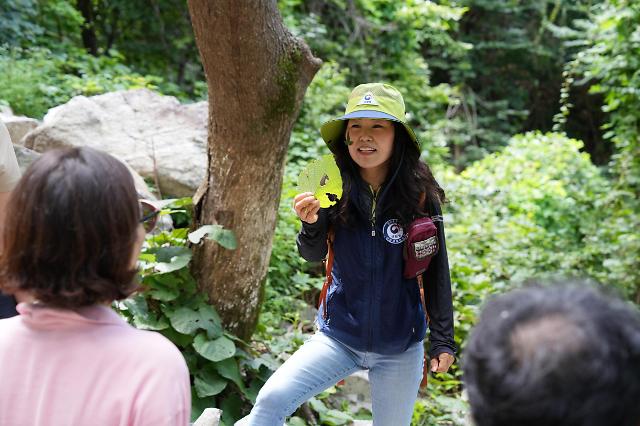 밀양 도래재 자연휴양림에서 숲해설산림교육전문가가  관내 교사를 대상으로 숲해설 체험프로그램 시연회를 진행하고 있다사진밀양시