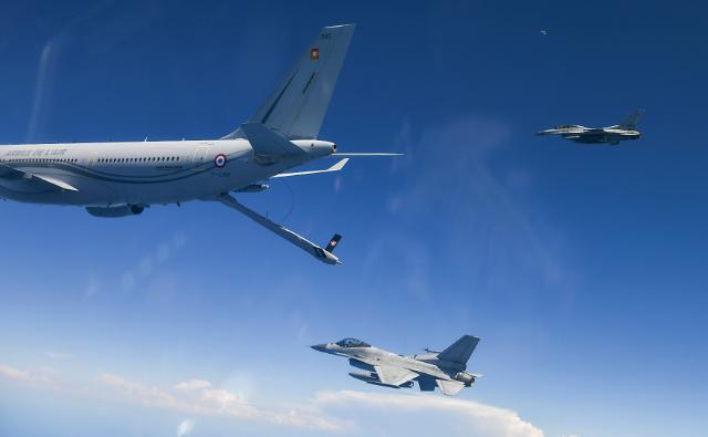 지난달 25일 한국 공군의 F-16 2대와 프랑스 항공우주군의 A330 MRTT 1대가 공중급유 절차를 숙달하기 위한 연합공중급유훈련을 실시하고 지나고 있다 사진연합뉴스