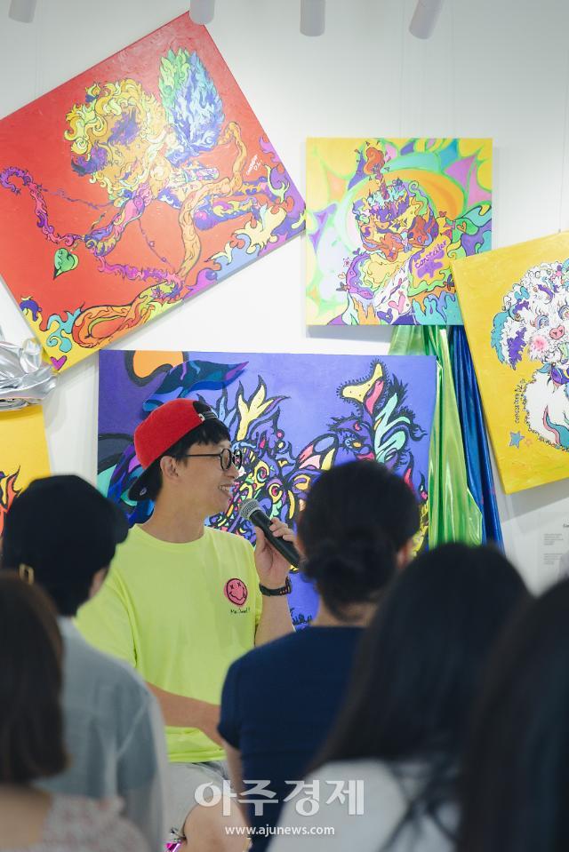 팝아티스트 찰스장 작가가 단청색을 입힌 로봇 작품의 의미에 대해 설명하고 있다 사진포토그래퍼 송병준