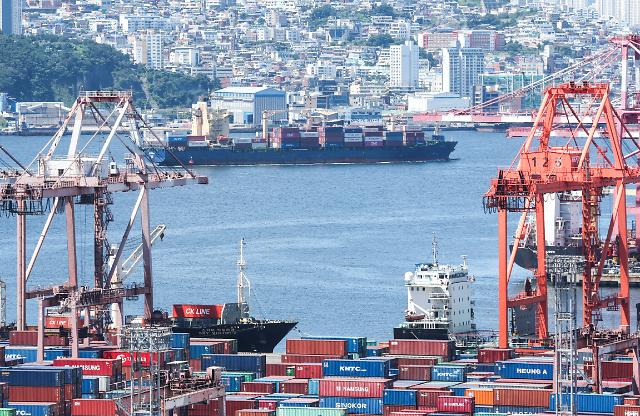 Một tàu container chở hàng hóa xuất nhập khẩu đang vào cảng Busan vào ngày 182023 ẢnhYonhap News