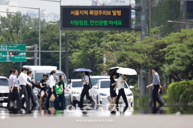 전국 대부분 지역에 나흘째 폭염특보가 발효 중인 가운데 3일 오후 서울 여의대로에 아지랑이가 피어오르고 있다 20230703사진유대길 기자 dbeorlf123ajunewscom