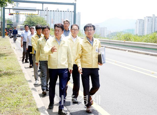 우범기 전주시장오른쪽에서 네 번째이 보도블록과 관련해 현장점검을 진행하고 있다사진전주시