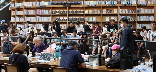 韩国高温热浪持续 市民涌入图书馆寻找凉爽