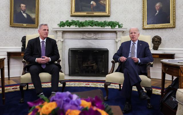 지난 5월 케빈 매카시 미국 하원의장과 조 바이든 미국 대통령오른쪽이 워싱턴 백악관 집무실에서 채무한도 협상을 진행하는 모습 사진로이터·연합뉴스