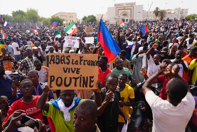 지난 7월 30일현지시간 서아프리카 니제르 수도 니아메에서 쿠데타를 지지하는 시위대가 프랑스를 비난하는 구호를 외치며 대사관을 공격하는 모습 사진AP 연합뉴스