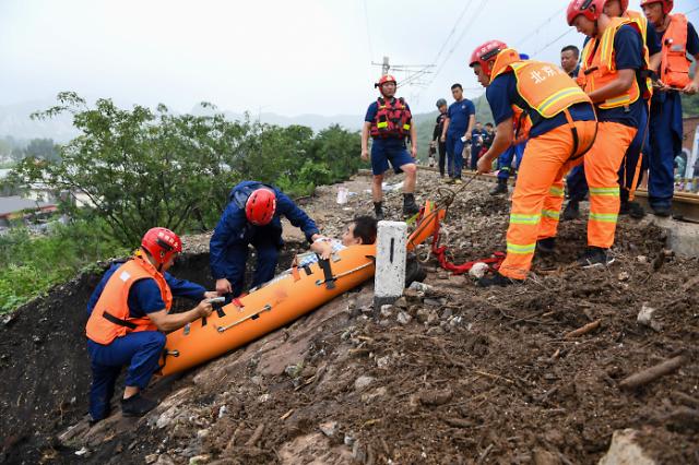 230801 -- BEIJING Aug 1 2023 Xinhua -- Rescuers transfer an injured villager in Shuiyuzui Village in flood-hit Mentougou District Beijing capital of China Aug 1 2023 Several districts in the city including the hardest-hit Fangshan and Mentougou maintained the highest-level alert for flood control on Tuesday as downpours will continue the citys flood control authorities said XinhuaJu Huanzong2023-08-02 003226
저작권자 ⓒ 1980-2023 ㈜연합뉴스 무단 전재 재배포 금지Xinhua News AgencyAll Rights Reserved