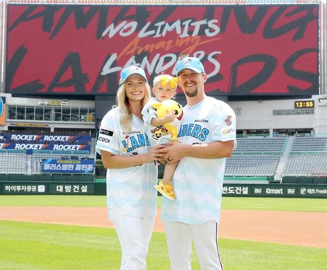 SSG랜더스 투수 커크 맥카티와 그의 가족들이 아기상어데이 유니폼을 입은 모습 사진신세계그룹