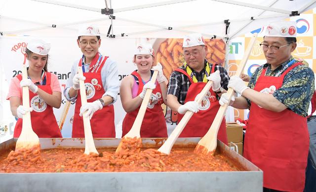 김춘진 한국농수산식품유통공사 사장오른쪽 첫번째이 ‘제25회 세계스카우트잼버리’ 현장에서 떡볶이 행사에 참여하고 있다 사진aT