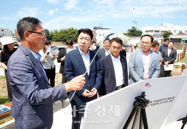 우범기 전주시장앞줄 왼쪽 두 번째이 ‘팔복동 빈집밀집구역 재생사업 현장을 찾아 추진상황에 대해 보고받고 있다사진전주시