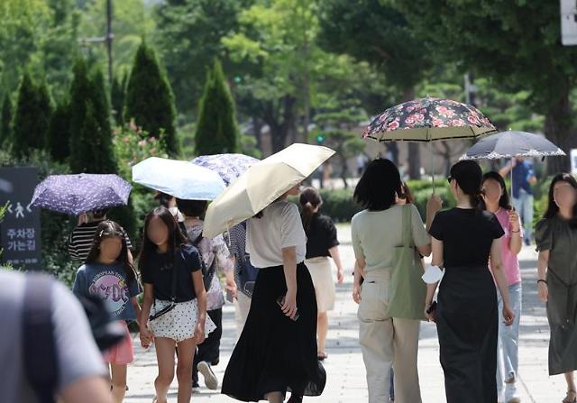 3일 서울 종로구 삼청동길에서 시민들이 강한 햇살에 양산을 쓰고 이동하고 있다 사진연합뉴스DB