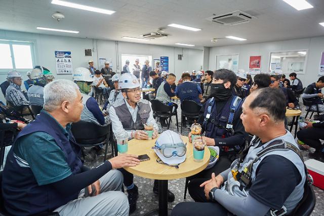 김승모 한화 대표가 3일 인천공항 제2터미널 확장공사 현장 내 휴게실을 찾아 폭염을 피해 휴식을 취하고 있는 근로자들과 대화를 나누고 있다