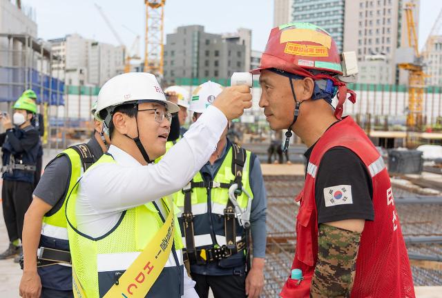  4일 HDC현대산업개발 김회언 대표이사는 이문아이파크자이 현장을 방문해 폭염으로 인한 안전사고 예방을 위한 시설물 특별점검을 진행하고 근로자들에게 얼음물과 쿨토시를 지급하며 온열질환 예방을 강조했다 