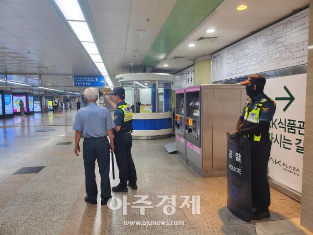 4일 오전 경기 성남시 분당구 서현역 AK플라자 앞에 기동대가 배치된 모습 사진장한지 기자 hanzy0209ajunewscom