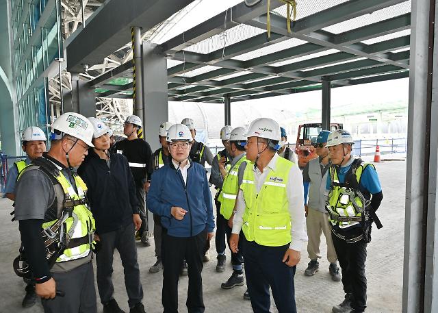 중부지방노동청청장 민길수과 HJ중공업건설부문 대표 홍문기은 3일 인천공항 제2여객터미널 확장공사 현장을 방문해 폭염예방 합동점검을 실시했다