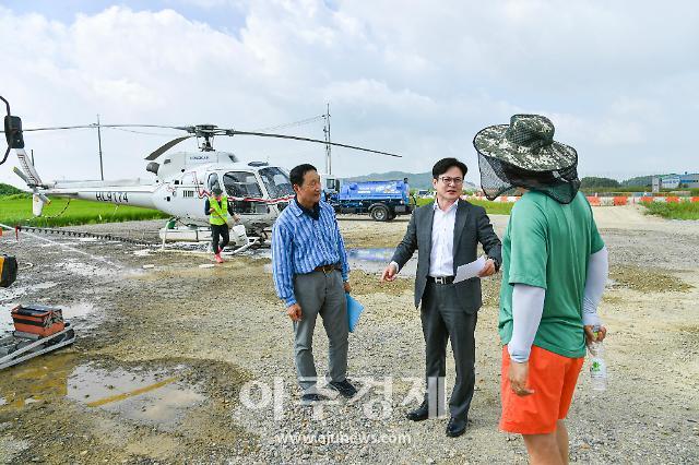 농업인 항공방제 작업자들과 이야기 나누는 김병수 시장 모습 사진김포시