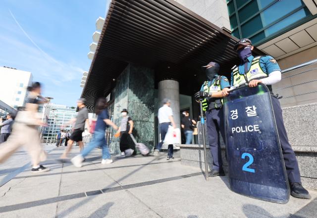 Cảnh sát được triển khai xung quanh ga Seohyeon Bundang-gu thành phố Seongnam tỉnh Gyeonggi vào sáng ngày 482023 ẢnhYonhap News