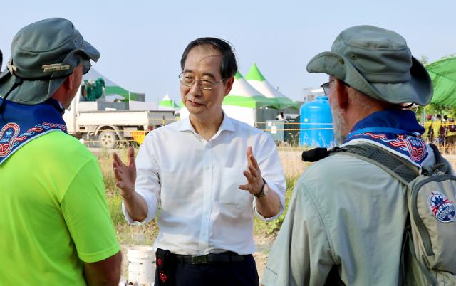 한덕수 국무총리가 4일 전북 부안군 2023 새만금 세계스카우트잼버리 대회장을 방문해 참가 대원들과 대화하고 있다 사진연합뉴스