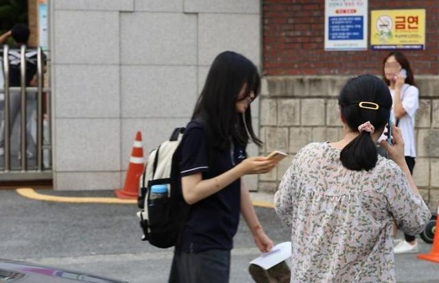 4일 오후 2시께 대전 대덕구 교사 피습 사건이 발생한 한 고등학교에서 일찍 하교하게 된 자녀를 한 학부모가 걱정스러운 마음에 마중 나와 있다 사진연합뉴스