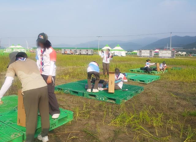 4일 침수로 물러진 땅 위에 텐트를 짓기 위해 팔레트를 설치하는 대원들의 모습 사진연합뉴스