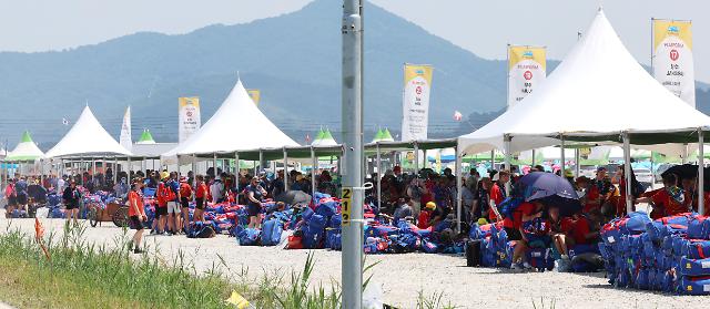 5일 오전 전북 부안군에서 열리고 있는 2023 새만금 세계스카우트잼버리 야영장에서 영국 참가자들이 퇴소 준비를 하고 있다 사진연합뉴스