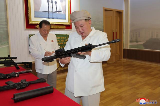 김정은 북한 국무위원장이 지난 35일 현지 군수공장을 시찰한 자리에서 소총을 만져보며 테스트해보는 모습 사진연합뉴스