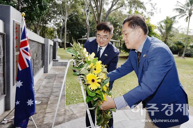 이재준 시장이 퀸즐랜드주 한국전쟁기념비를 찾아 헌화하고 있다 사진수원시