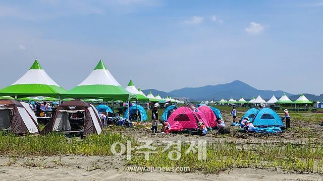 새만금 스카우트잼버리 부지에서 참가 대원들이 텐트를 설치하고 있다사진김한호 기자