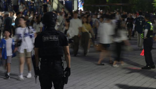 흉기 난동 예고된 야구장
    대구연합뉴스 윤관식 기자  삼성과 LG의 프로야구 경기가 열리는 대구 야구장에서 흉기 난동을 부리겠다는 예고 글이 올라온 5일 오후 대구 삼성라이온즈파크에서 경찰특공대가 만일의 상황에 대비하고 있다 202385
    psikynacokr2023-08-05 220431
저작권자 ⓒ 1980-2023 ㈜연합뉴스 무단 전재 재배포 금지저작권자 ⓒ 1980-2023 ㈜연합뉴스 무단 전재 재배포 금지