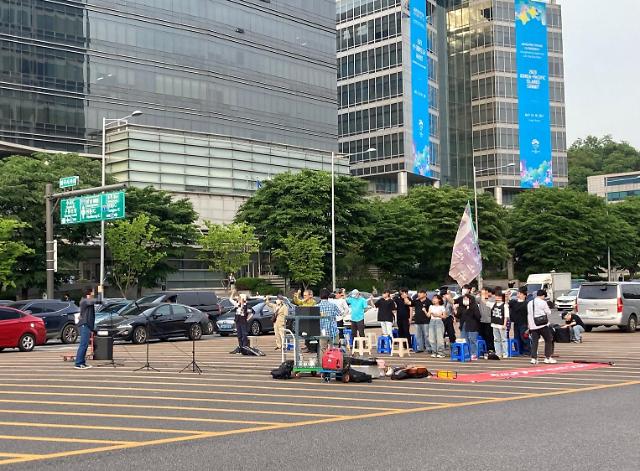 지난달 서울 서초구 양재동 염곡사거리에 있는 ‘안전지대’ 위에서 현대차 해고 근로자의 복직을 요구하는 집회 참가자들이 피켓을 들고 시위를 벌이고 있다 사진독자 제공