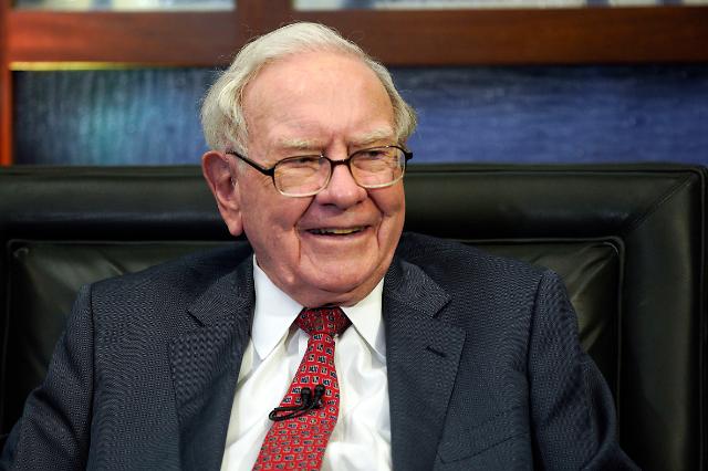 FILE - Berkshire Hathaway Chairman and CEO Warren Buffett smiles during an interview in Omaha Neb May 7 2018 After 17 years of steady payments including those announced Wednesday June 21 2023 Buffett has given annual donations totaling 507 billion toward his historic multibillion-dollar pledges to the Bill  Melinda Gates Foundation and to four foundations connected to his family AP PhotoNati Harnik File FILE PHOTO2023-06-24 050538
저작권자 ⓒ 1980-2023 ㈜연합뉴스 무단 전재 재배포 금지Copyright 2018 The Associated Press All rights reserved