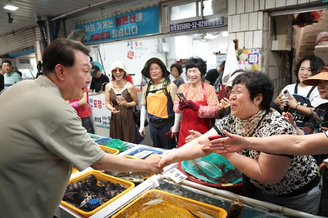 거제 고현시장 방문한 윤석열 대통령
    거제연합뉴스 임헌정 기자  윤석열 대통령이 4일 경남 거제의 전통시장인 고현종합시장을 방문 상인들과 인사를 나누고 있다 202384 대통령실 제공 재판매 및 DB 금지
    kaneynacokr2023-08-04 195012
저작권자 ⓒ 1980-2023 ㈜연합뉴스 무단 전재 재배포 금지저작권자 ⓒ 1980-2023 ㈜연합뉴스 무단 전재 재배포 금지