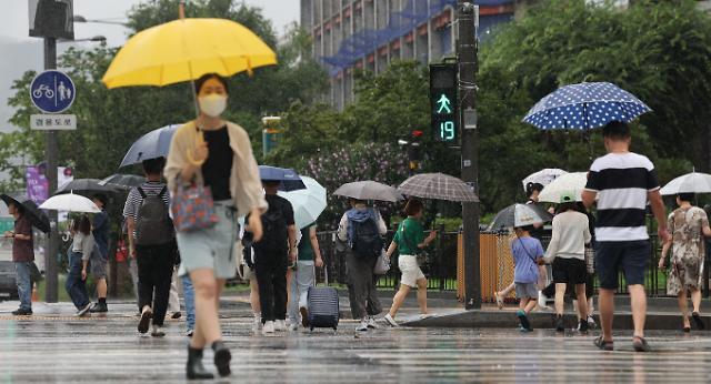 서울 전역에 호우주의보가 발효 중인 지난달 23일 오전 서울 광화문사거리에서 시민들이 우산을 쓴 채 걸어가고 있다 사진연합뉴스