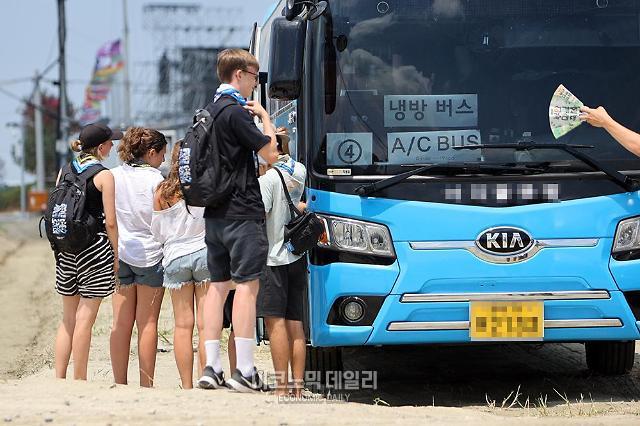 제25회 세계스카우트잼버리 참가자들이 냉방버스에 오르고 있다 사진박명섭 기자